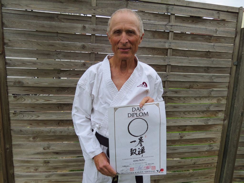 Karate Günter Becker besteht Schwarzgurt