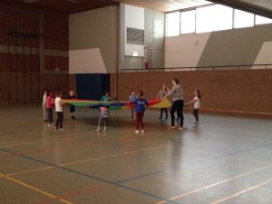 Weihnachtsaufführung für die Eltern 2015 Teil 1 Tanz mit Fallschirm zu: Wir sind Kinder 